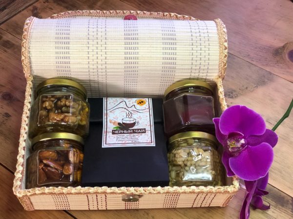 Подарочный набор с 4 видами алтайского меда и чаем